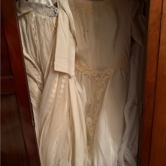 Vintage wedding  gown with long train 
Measurements as is - Picture 1 of 3